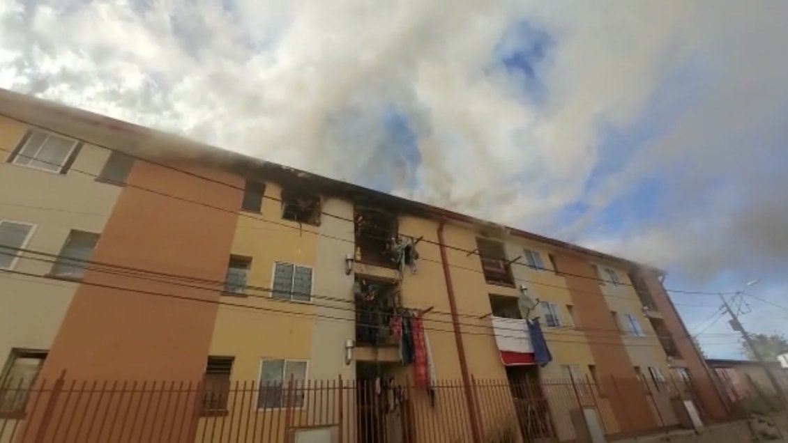 Viña del Mar: Incendio destruye dos departamentos y obliga a la evacuación de un block completo