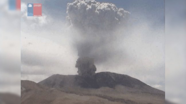 Declaran alerta amarilla por actividad del volcán Láscar