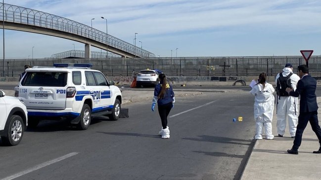 PDI investiga hallazgo de cuatro fallecidos en auto chocado: al menos tres tenían impactos de bala