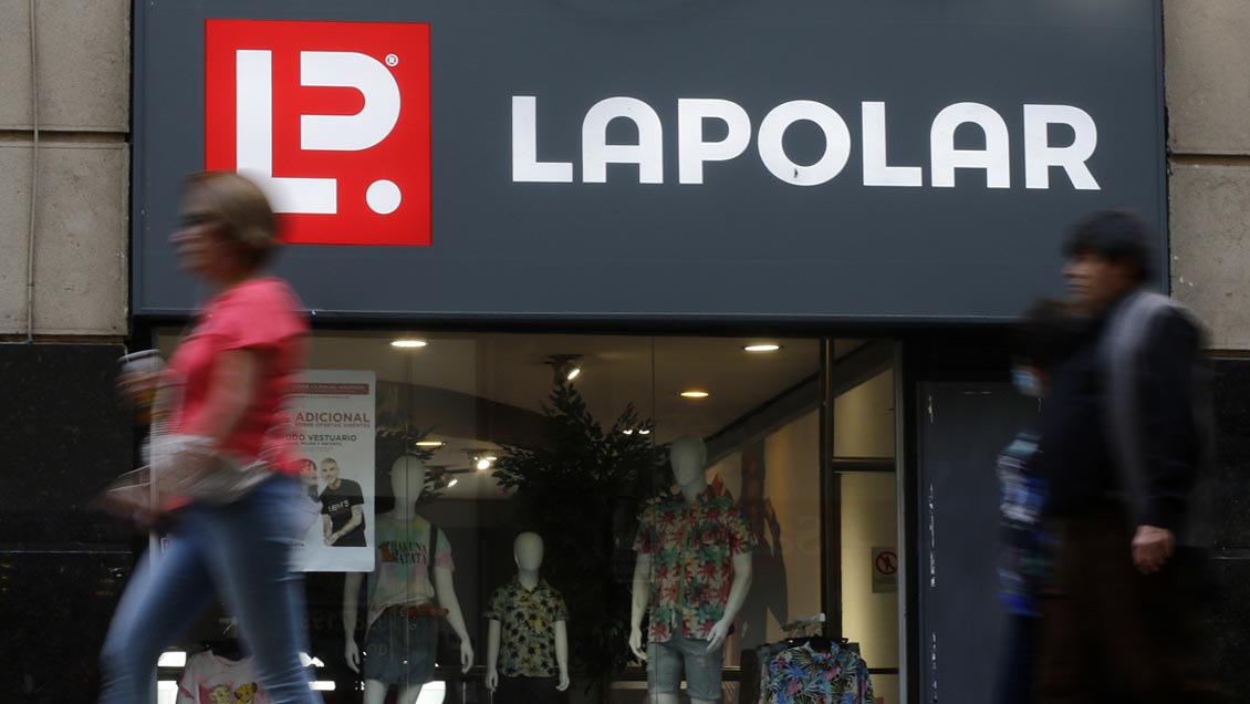 Sernac presentó demanda colectiva contra La Polar por venta de ropa falsificada