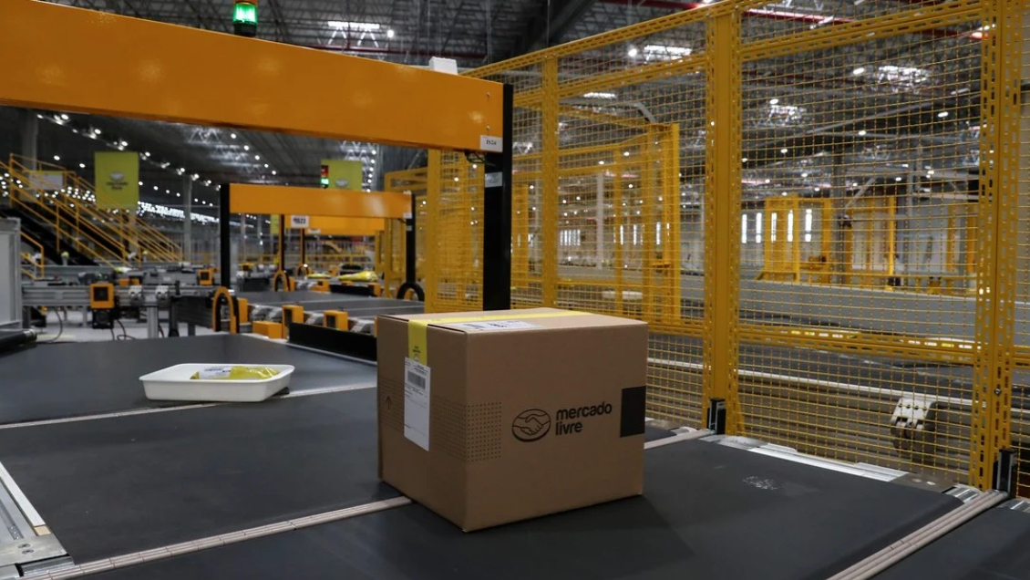 Una veintena de asaltantes armados irrumpió en bodegas de Mercado Libre en Renca: quemaron autos y lanzaron miguelitos en su escape