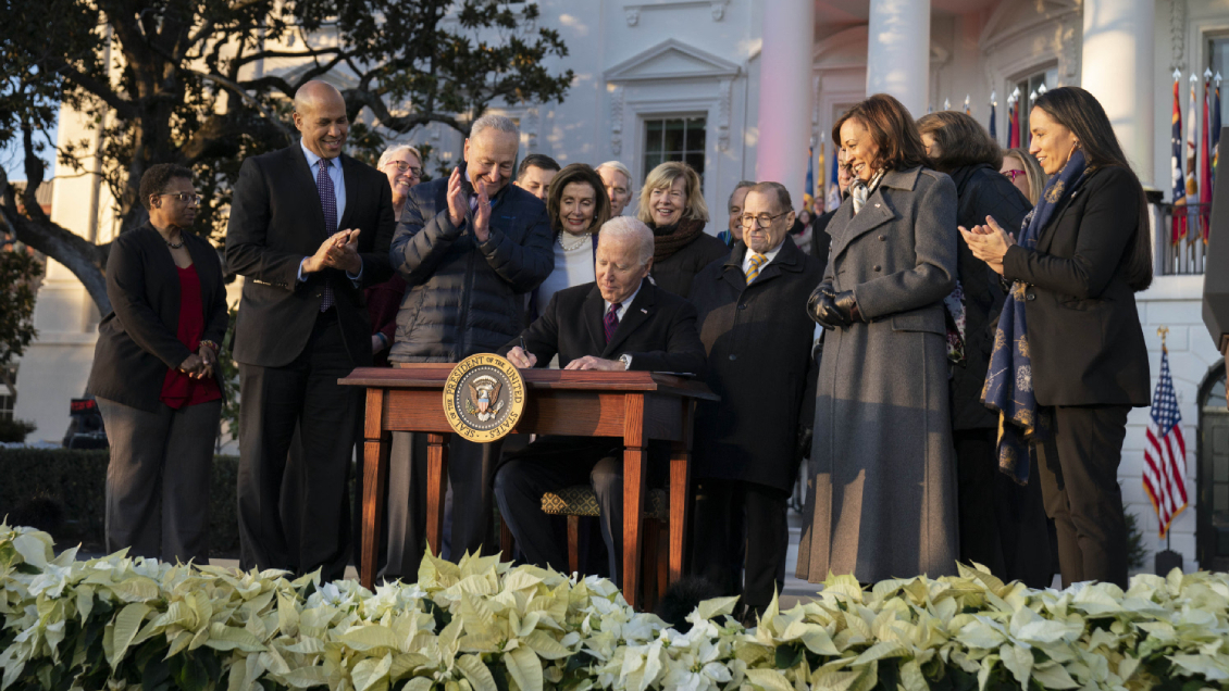 Biden firmó la ley que protege el matrimonio igualitario