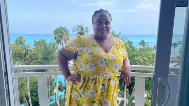 Azafata demanda a aerolínea tras ser despedida por tener sobrepeso