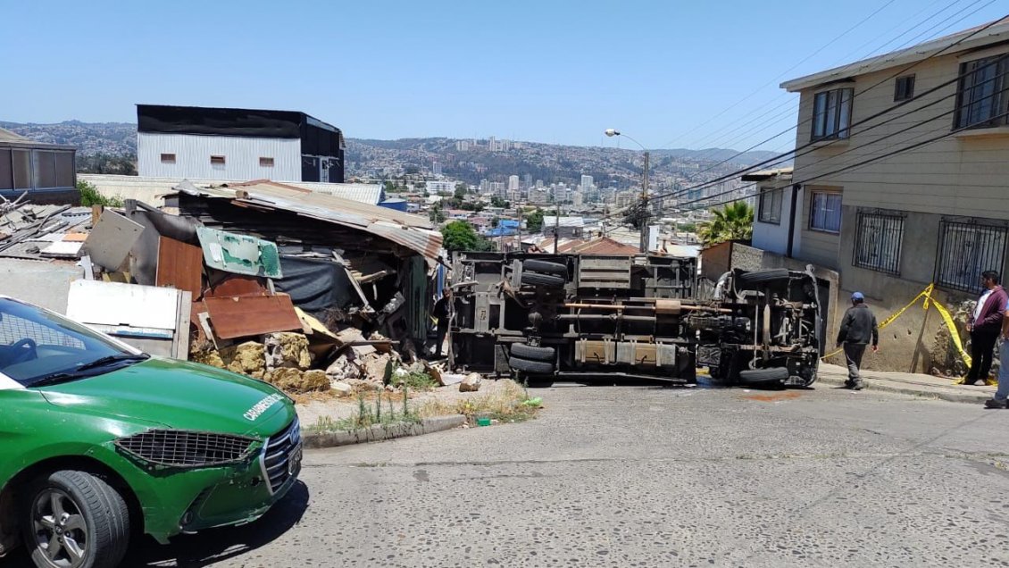Camión quedó incrustado en una casa de Viña del Mar: Habría tenido problemas con los frenos