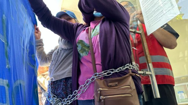 Madre de los hermanos Llaitul en huelga de hambre se encadenó a la Contraloría en Concepción