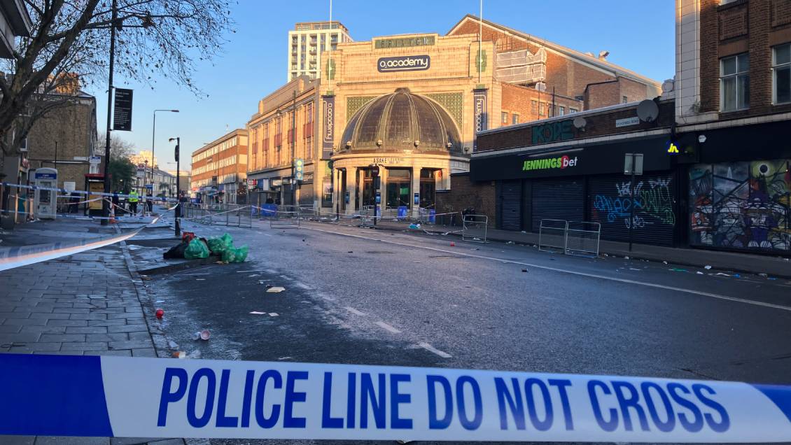 Una persona murió luego de que una multitud intentara entrar forzadamente a concierto en Londres
