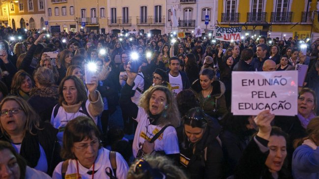 Miles de profesores salen a la calle en Lisboa por mejoras laborales