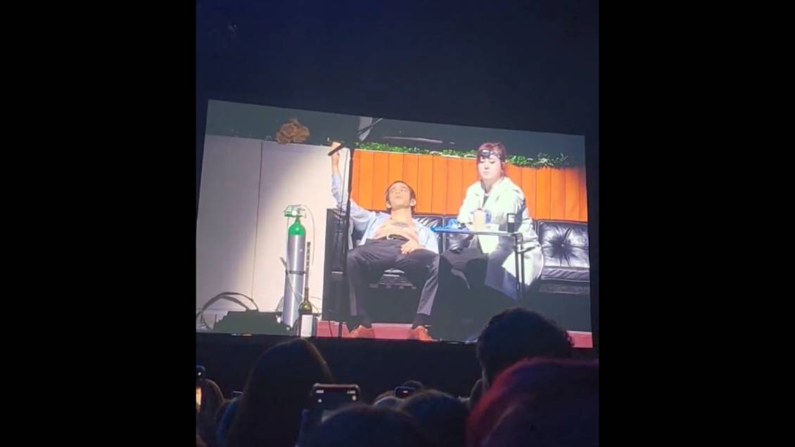Matt Healy de The 1975 se hizo un tatuaje mientras estaba sobre el escenario