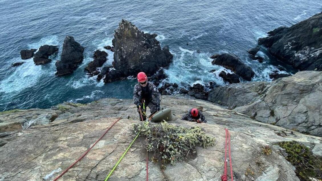 Grupo de Respuesta Inmediata de la Armada recuperó cadáver en acantilados de Valparaíso