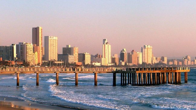 Tres muertos y varios heridos por una ola gigante en una playa de Sudáfrica