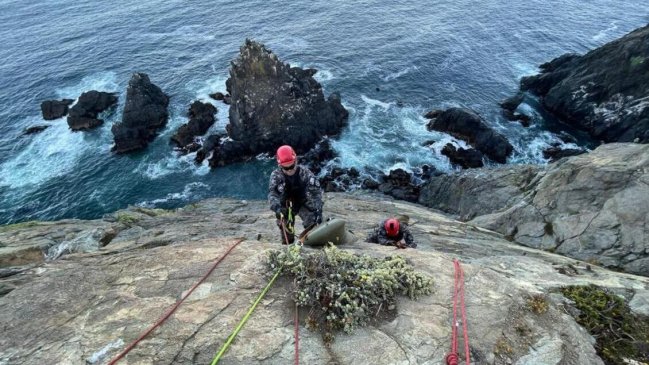 Grupo de Respuesta Inmediata de la Armada recuperó cadáver en acantilados de Valparaíso