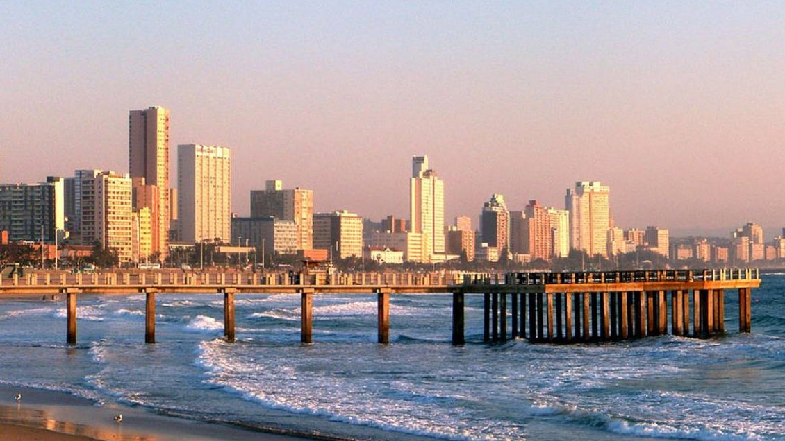 Tres muertos y varios heridos por una ola gigante en una playa de Sudáfrica