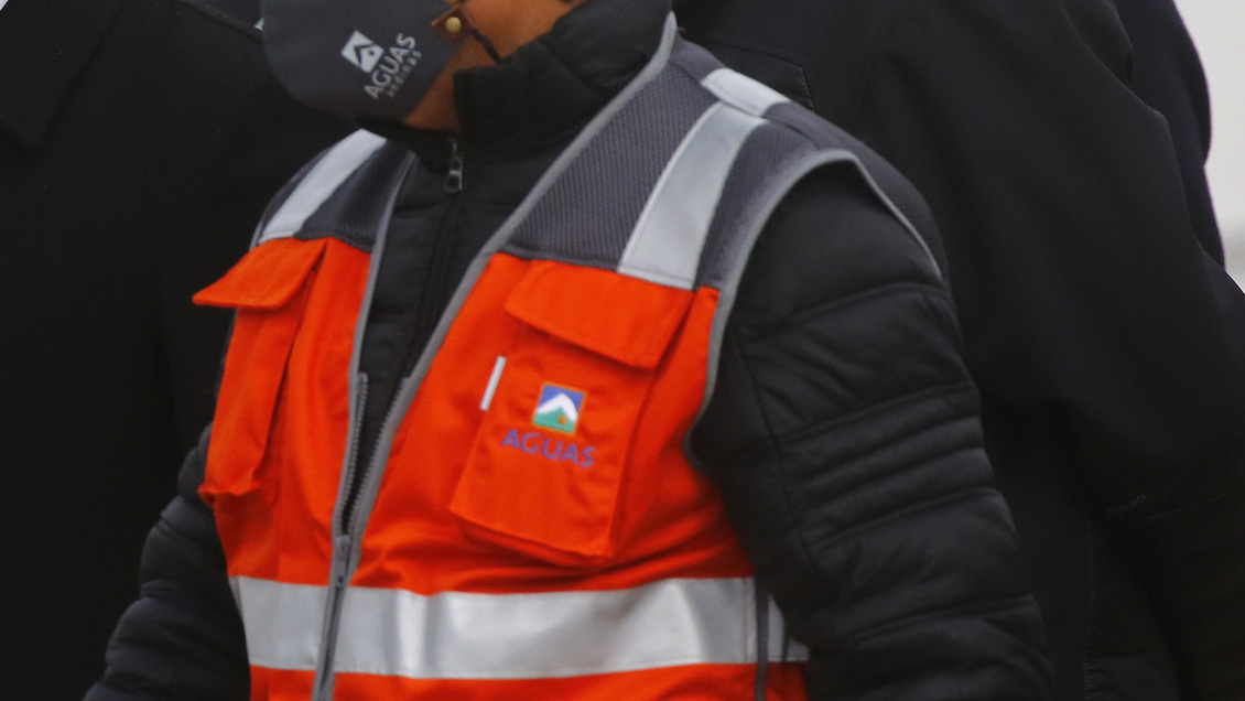 Rotura en colector de aguas servidas mantiene 