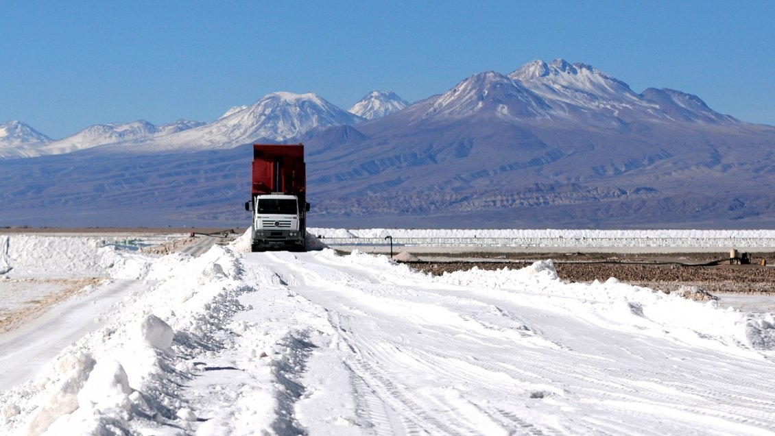 Ministro Marcel adelantó pronta presentación de política nacional sobre el litio