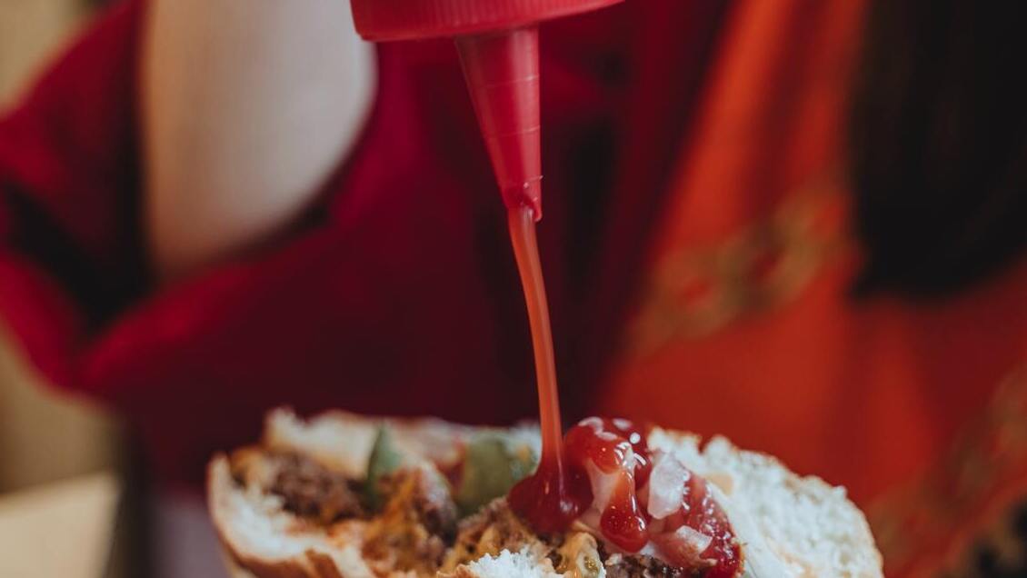Ahora le tocó al ketchup: Estudio revela qué marcas no cumplen con la normativa en Chile