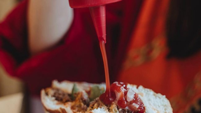 Ahora le tocó al ketchup: Estudio revela qué marcas no cumplen con la normativa en Chile