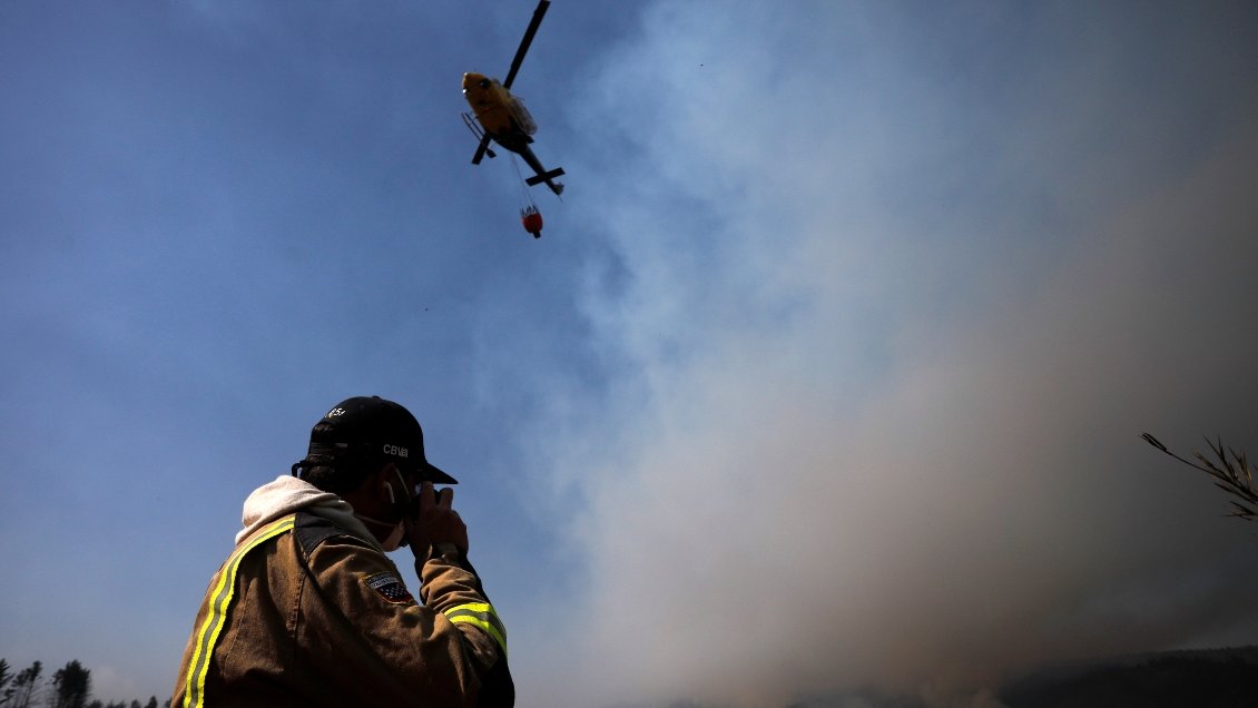 Aún hay cuatro alertas rojas por incendio forestales: Dos en Valparaíso y dos en la Región Metropolitana