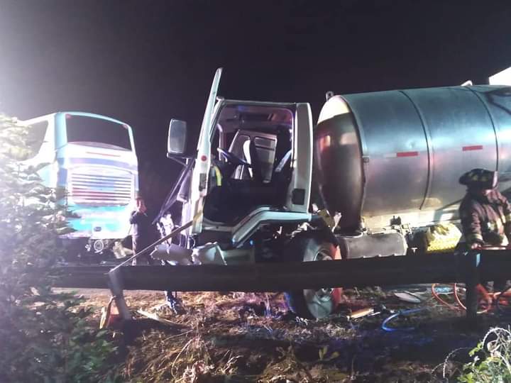 Colisión entre un camión de transporte de leche y un bus dejó dos heridos en Loncoche