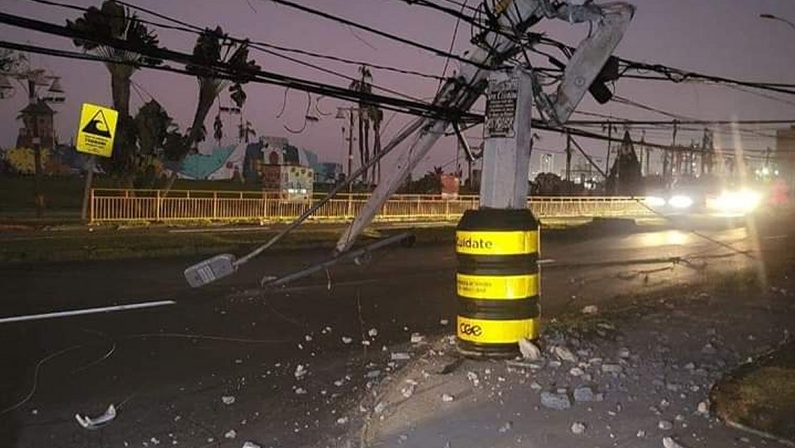 Choque a poste deja sin energía a más de 4.000 clientes y provoca taco kilométrico en Iquique