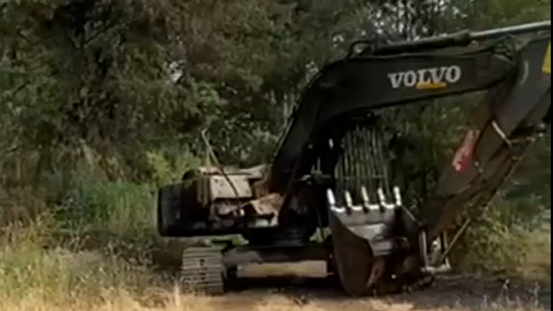 Máquina amaneció quemada en Angol: Se encontró lienzo con reivindicación