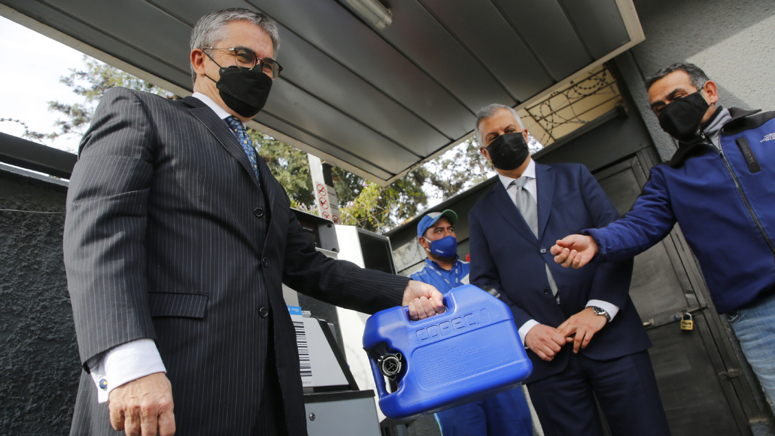 Precios de las bencinas seguirán bajando durante todas las vacaciones, según Hacienda