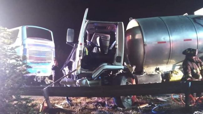 Colisión entre un camión de transporte de leche y un bus dejó dos heridos en Loncoche