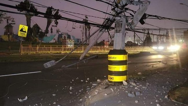 Choque a poste deja sin energía a más de 4.000 clientes y provoca taco kilométrico en Iquique