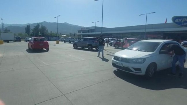 PDI indaga activación de alarmas y bloqueo de autos en estacionamiento de supermercado en Machalí