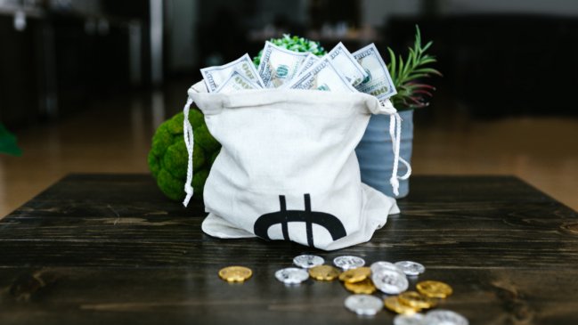 Mujer juega al amigo secreto en su trabajo y recibe millonario premio