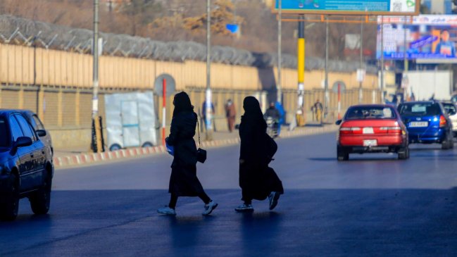  Talibanes prohíben a las mujeres trabajar en ONGs  