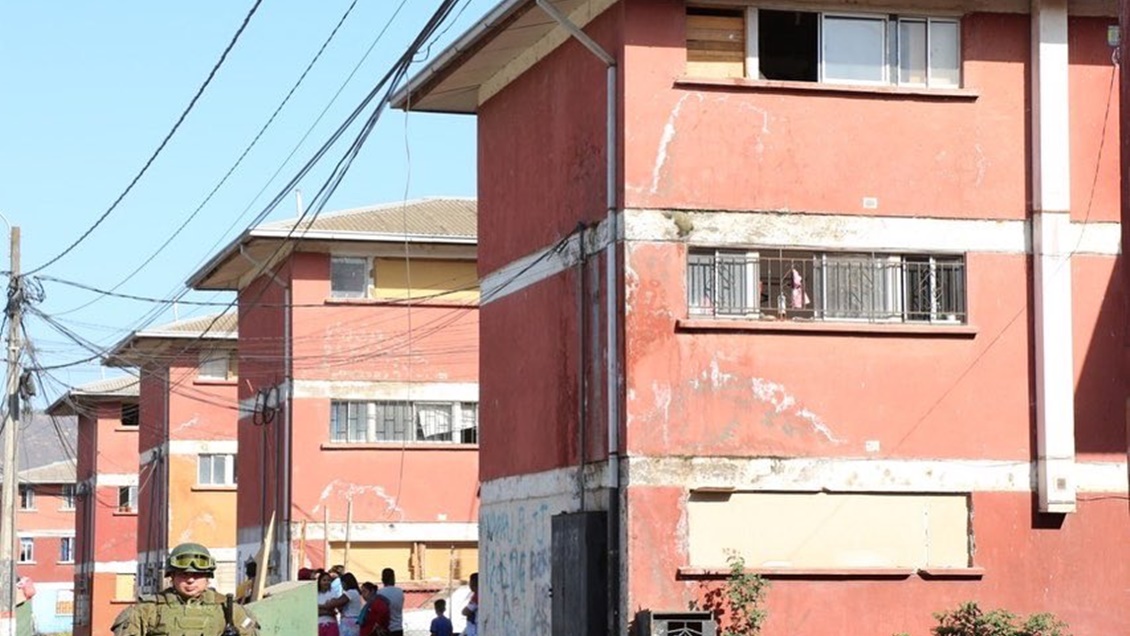 Carabineros encabezó desalojo pacífico de blocks ocupados ilegalmente en Talca