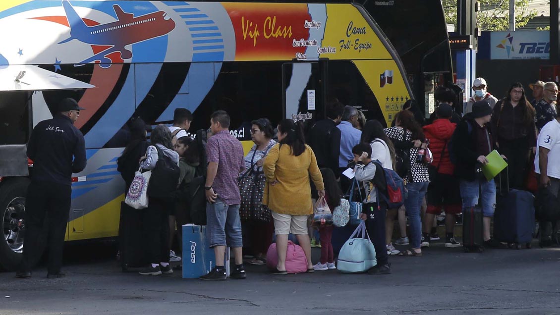Autoridades proyectan la salida de 370 mil personas desde los terminales de buses de Santiago
