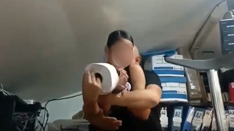 Mujer grabó con cámara oculta acoso sexual por parte de su jefe: Vecinos le dieron una paliza