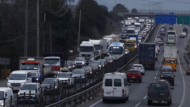Al menos 190 mil vehículos salieron de la Región Metropolitana hasta este sábado