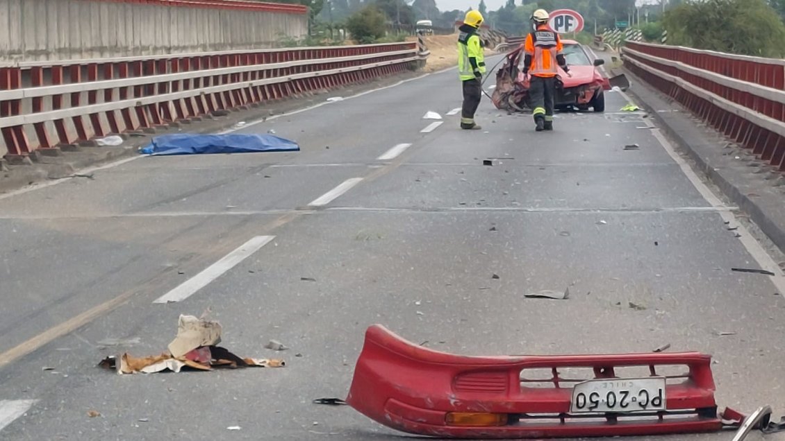 Joven murió tras salir eyectada desde un auto en Linares