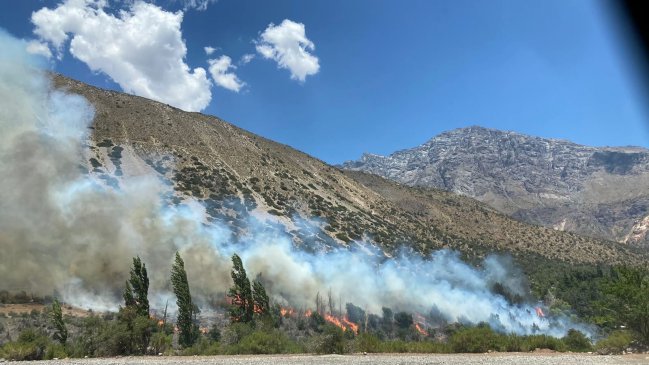 Declaran alerta roja por incendio forestal en San José de Maipo