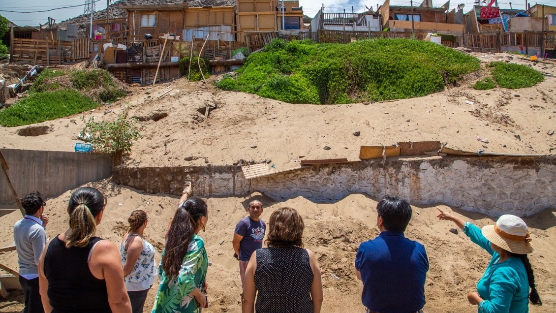 Deslizamiento de tierra tiene en alerta vecinos de población en Antofagasta