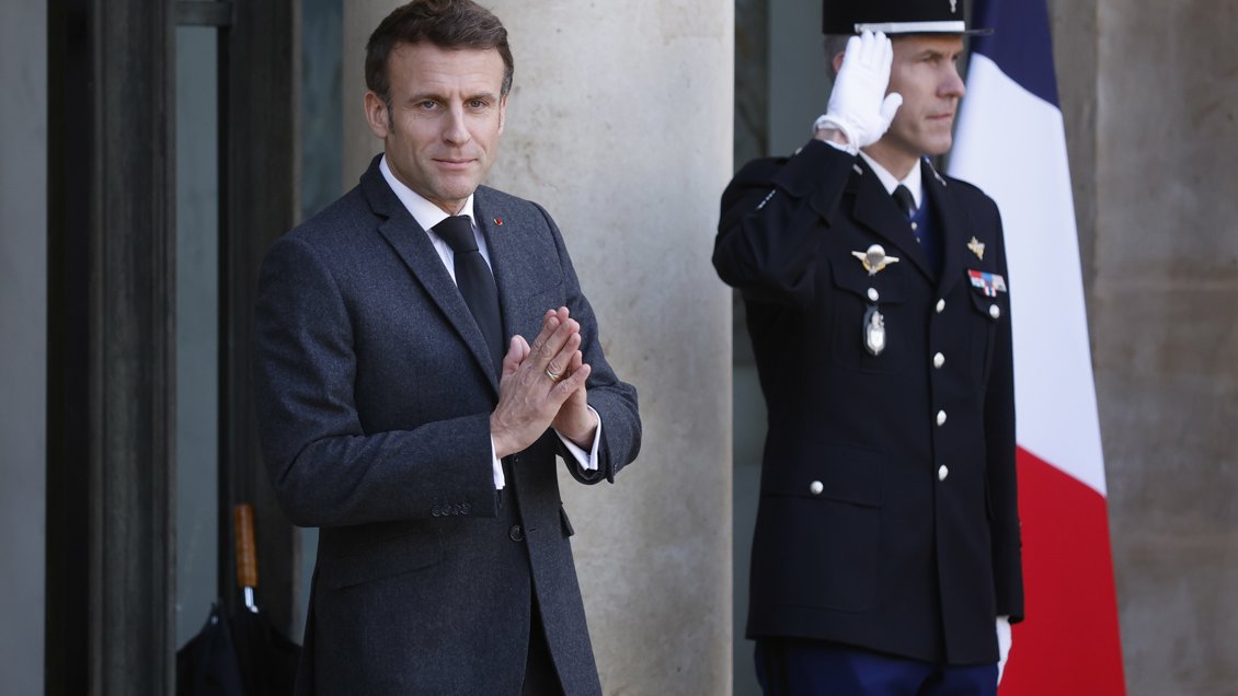 Macron le confirmó a Zelenski que Francia enviará carros de combate ligeros