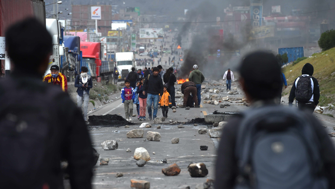 Peruanos cortan carreteras y se manifiestan en las calles por segundo día consecutivo