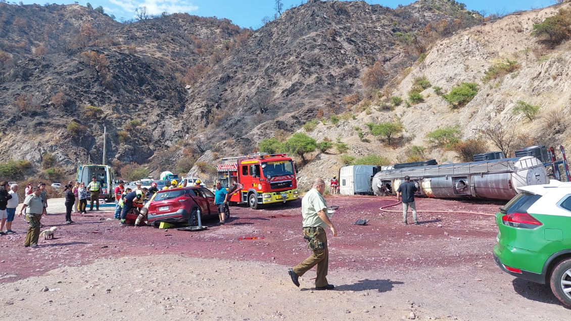 Camión que transportaba vino chocó con un vehículo menor en Santa Cruz: Hay un fallecido