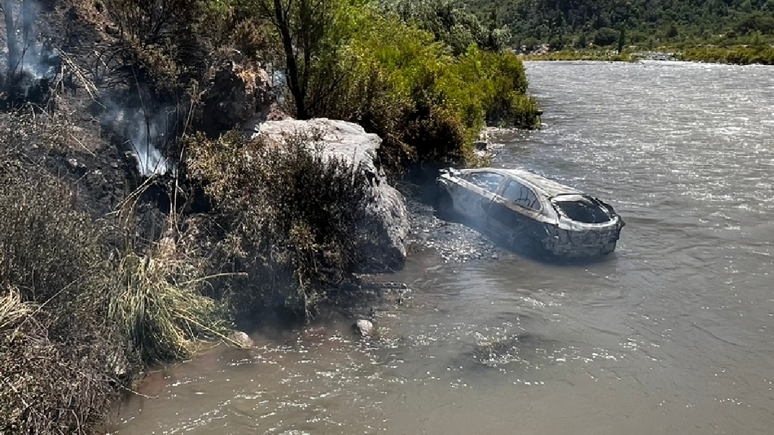 Auto cayó al río Teno y se incendió: hay dos lesionados