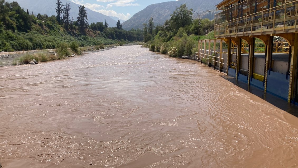 Turbiedad en ríos Maipo y Mapocho mantiene en alerta a Aguas Andinas