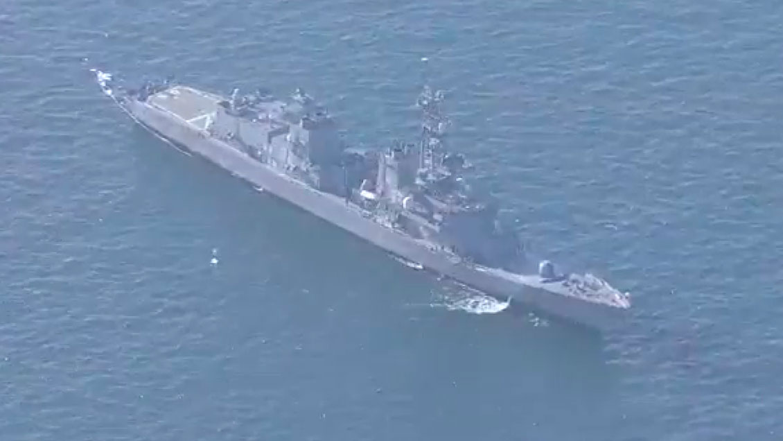 Un destructor de las fuerzas japonesas encalla y causa una fuga de petróleo