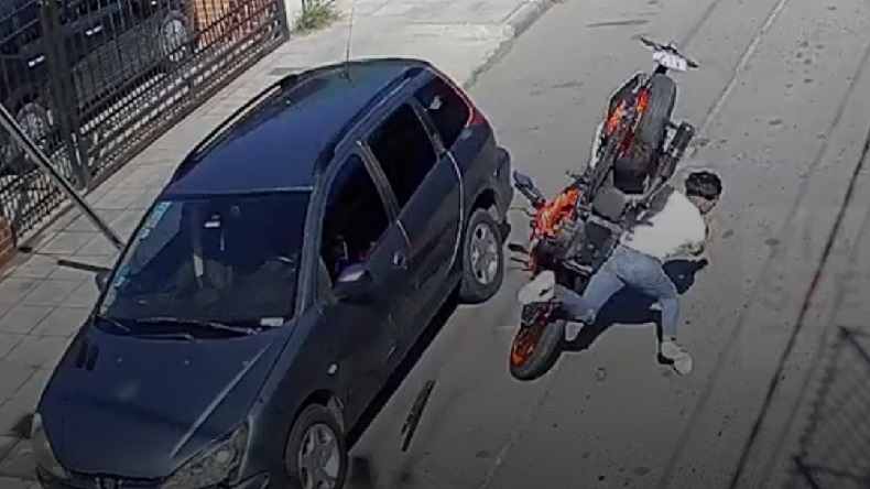 Iba haciendo piruetas en una moto robada, chocó con un auto estacionado y murió