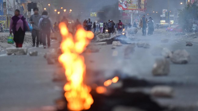 Murió calcinado un policía atacado por una turba en las protestas de Perú