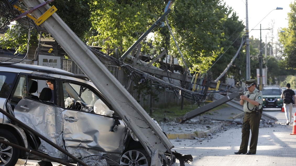 Conductora ebria derribó tres postes en Conchalí: Sector empresarial quedó sin luz