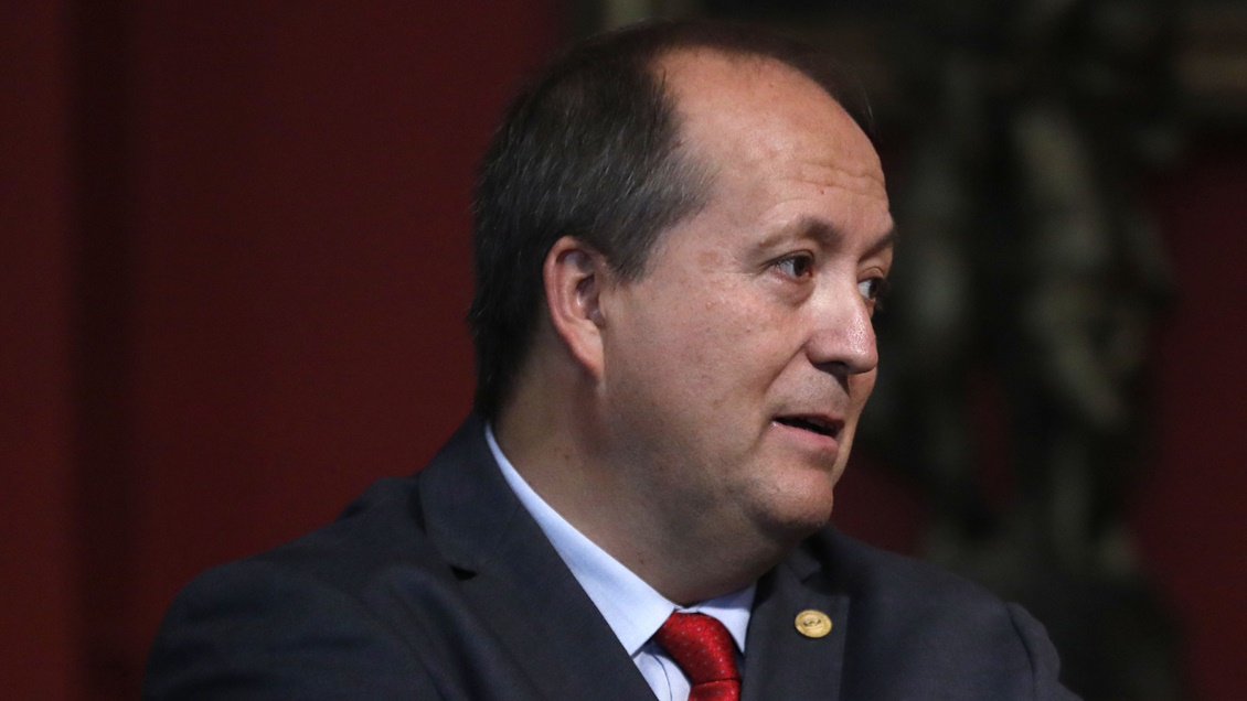 Gobierno y senadores esperan que Valencia aclare vínculo contractual con Guevara