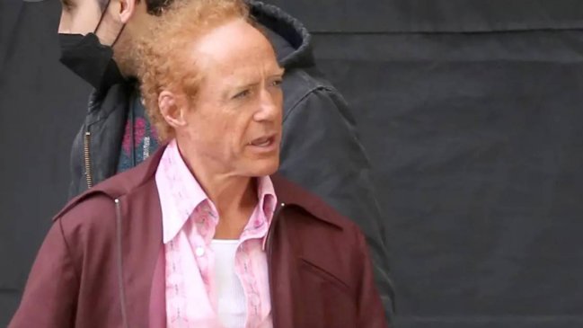 Robert Downey Jr. luce irreconocible con pelo rojo