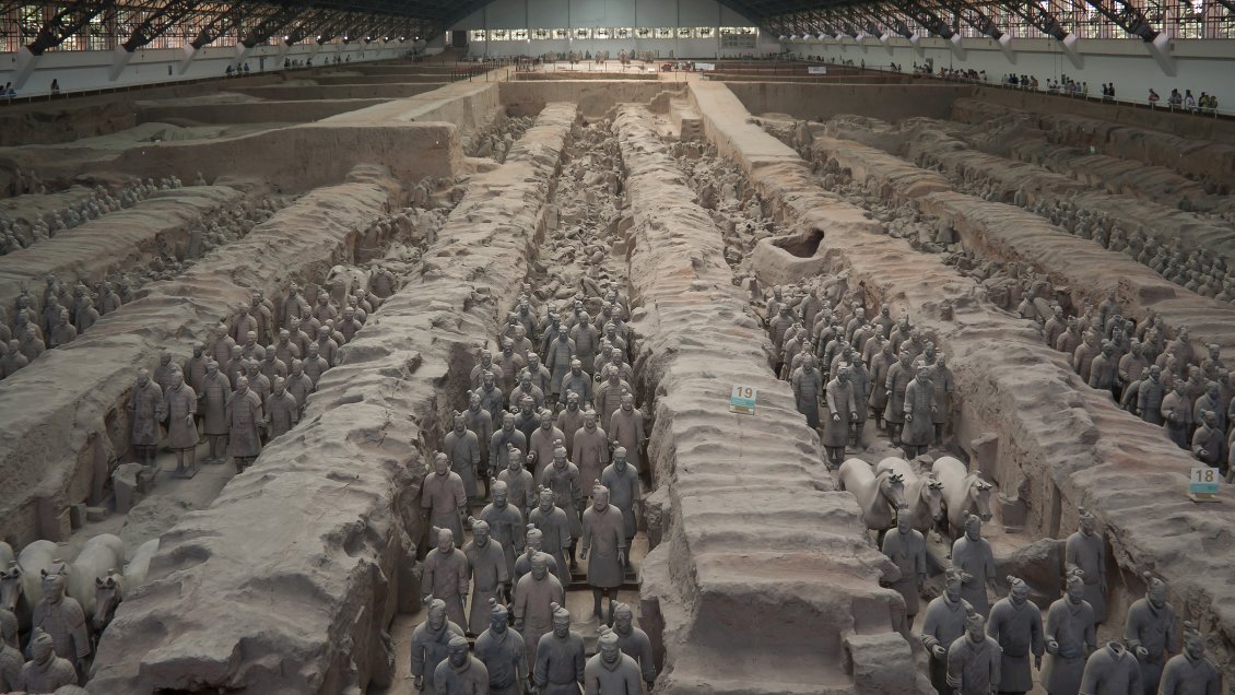 Desentierran cientos de guerreros de terracota cerca de mausoleo de emperador Qinshihuang
