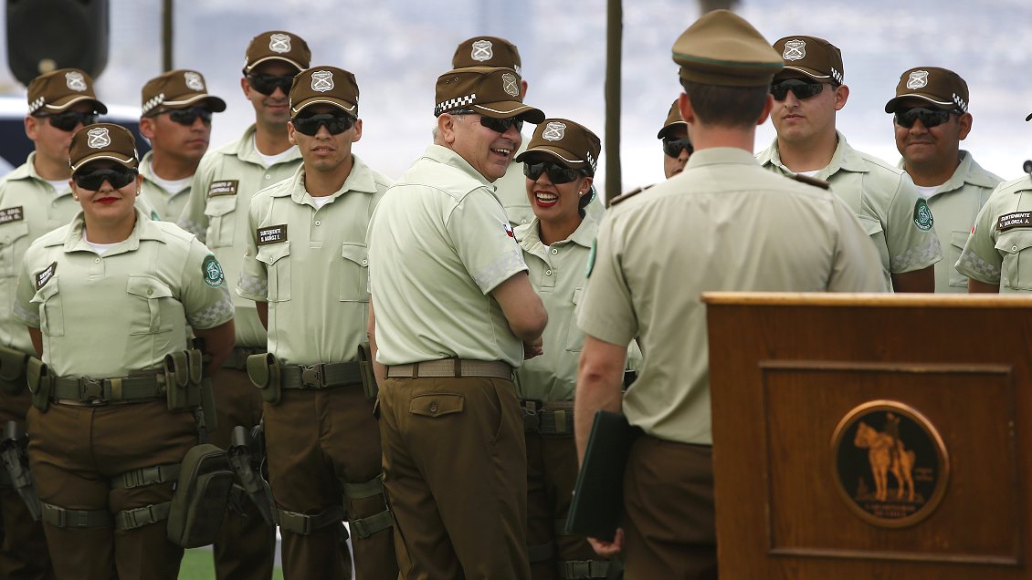 Adiós gorra y camisa, bienvenida la polera y el arma 